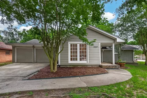 10807 Oasis Dr, Houston, TX 77096