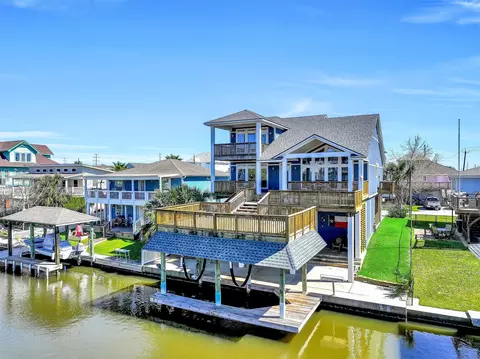 12836 E Madrid Rd, Galveston, TX 77554