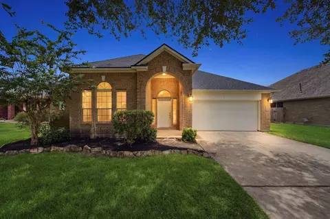 4207 Canterbury Park Ln, Pearland, TX 77584