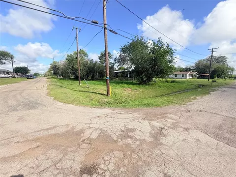 107 Shaw St, Refugio, TX 78377 photo 2