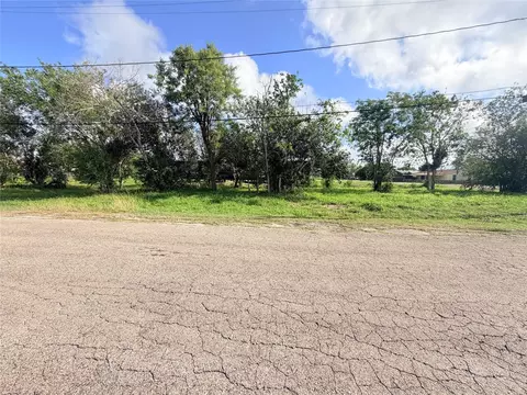 107 Shaw St, Refugio, TX 78377 photo 3