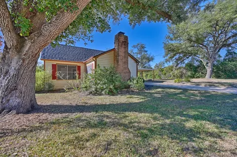 305 E Hilburn St, Bellville, TX 77418