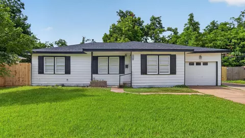 310 Nasturtium St, Lake Jackson, TX 77566
