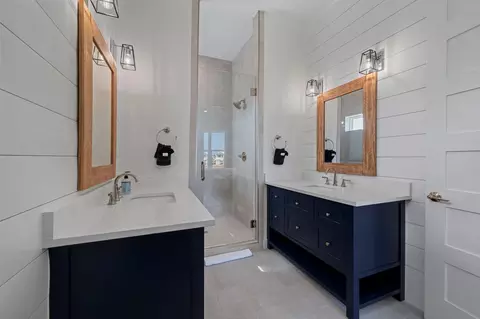Bath - 683 Seaside Dr, Crystal Beach, TX 77650 photo 1 of 3