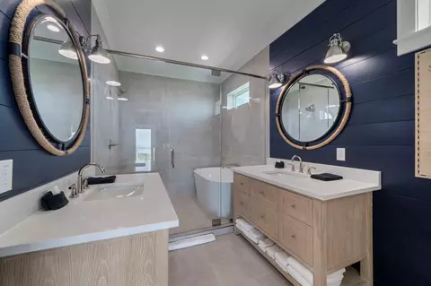 Bath - 683 Seaside Dr, Crystal Beach, TX 77650 photo 3 of 3