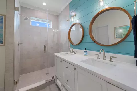 Bath - 683 Seaside Dr, Crystal Beach, TX 77650 photo 2 of 3
