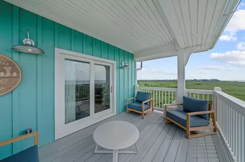 Exterior - 683 Seaside Dr, Crystal Beach, TX 77650 photo 6 of 13