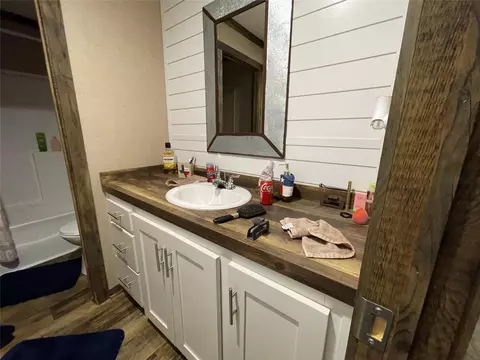Bath - 6086 Fm 1511, Centerville, TX 75833 photo 2 of 4
