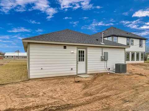 Exterior - 1010 4th St, Hempstead, TX 77445 photo 5 of 7