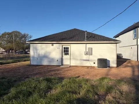 Exterior - 1010 4th St, Hempstead, TX 77445 photo 4 of 7