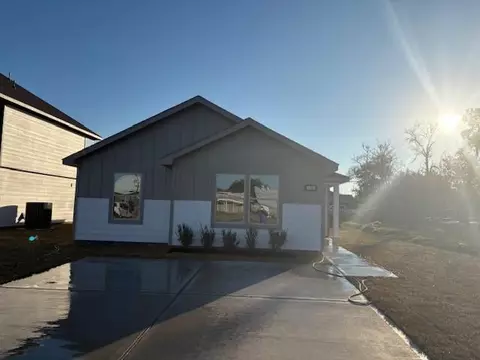 Exterior - 1010 4th St, Hempstead, TX 77445 photo 2 of 7