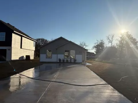 1010 4th St, Hempstead, TX 77445