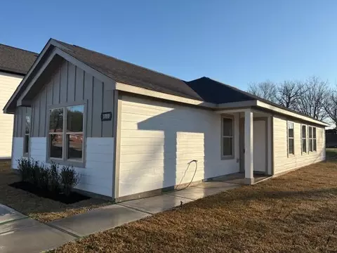Exterior - 1010 4th St, Hempstead, TX 77445 photo 3 of 7