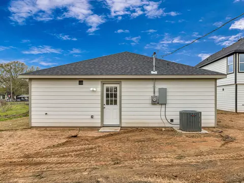 Exterior - 1010 4th St, Hempstead, TX 77445 photo 6 of 7