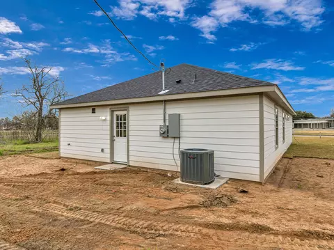 Exterior - 1010 4th St, Hempstead, TX 77445 photo 7 of 7