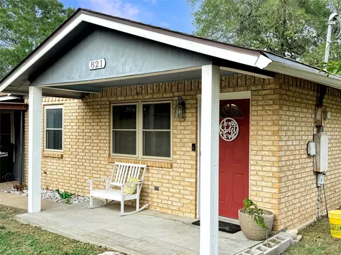 821 S Mill St, Flatonia, TX 78941
