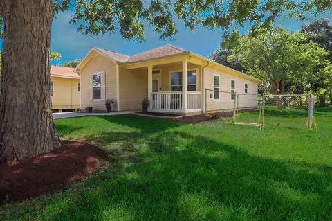 203 3rd St N, Texas City, TX 77590