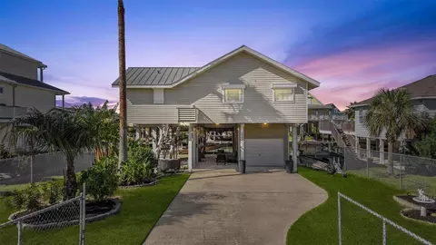 22202 Frio Dr, Galveston, TX 77554