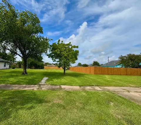 12 N Ave A, Freeport, TX 77541