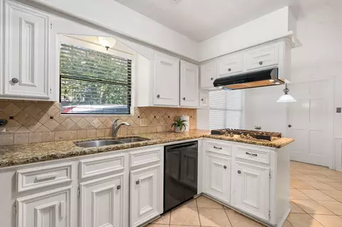 Kitchen - 6403 Willow Pine Dr, Spring, TX 77379 photo 4 of 5