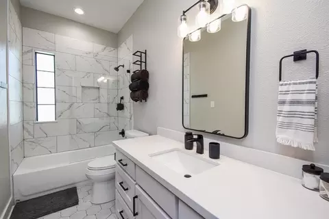 Bath - 15007 Barak Rd, Guy, TX 77444 photo 3 of 5