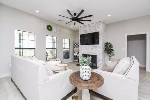 Living - 15007 Barak Rd, Guy, TX 77444 photo 3 of 3