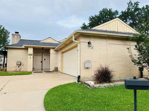 227 Essex Pl, Stafford, TX 77477