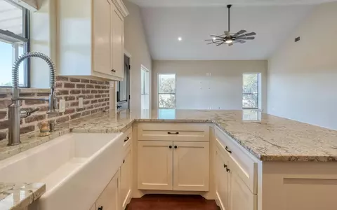 Kitchen - 40934 Thomas Ln, Hempstead, TX 77445 photo 3 of 4