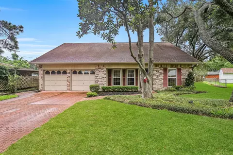 912 Oak Vista Ct, Friendswood, TX 77546