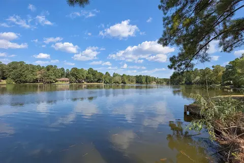 1913 E Lake Dr, Huntsville, TX 77340