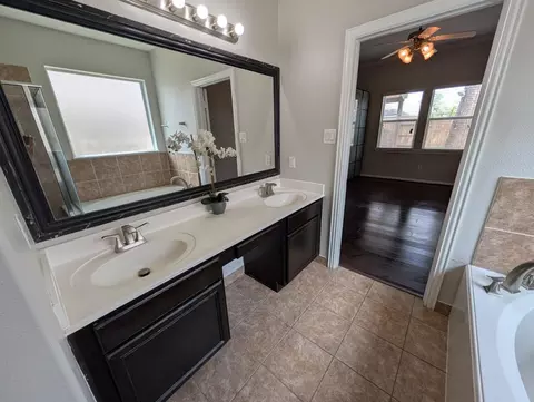 Bath - 25614 Crisp Spring Ln, Spring, TX 77373 photo 4 of 9