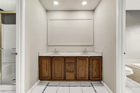 Bath - 6319 Bluestone Dr, Houston, TX 77016 photo 2 of 4