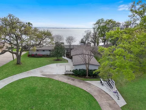 138 N Burnett Dr, Baytown, TX 77520