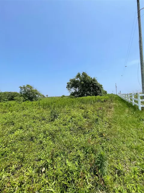 672 Hwy 87, Gilchrist, TX 77617