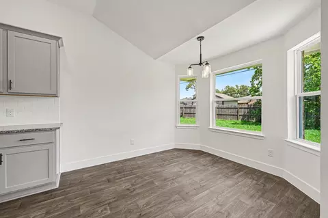 9 Keystone Ct, Angleton, TX 77515 photo 8