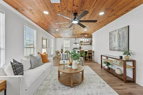 4907 Alamo Dr, Galveston, TX 77551