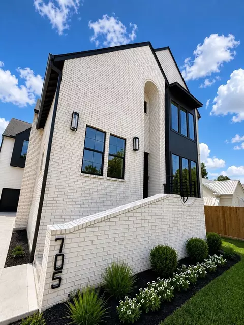 705 Walton St, Houston, TX 77009