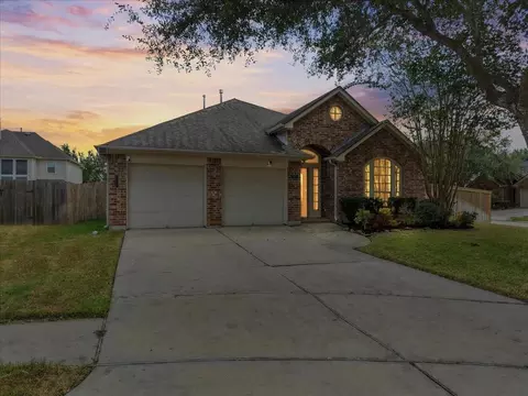 2805 Enchanted Lake Dr, Pearland, TX 77584
