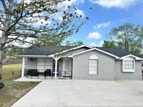 201 S 5th St, Highlands, TX 77562