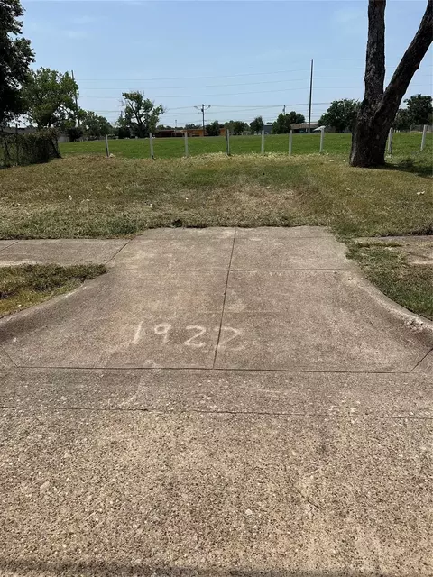1922 Pueblo St, Dallas, TX 75212