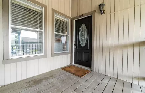 418 Garland Dr #206, Lake Jackson, TX 77566