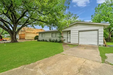 207 W Saunders St, League City, TX 77573