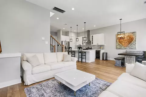 825 Woodcrest Dr, Houston, TX 77018