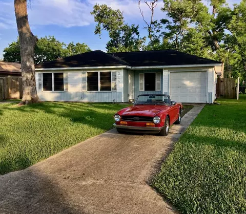 324 Acacia St, Lake Jackson, TX 77566