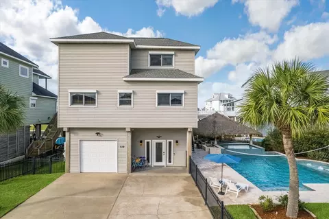 519 Westerly Dr, Tiki Island, TX 77554