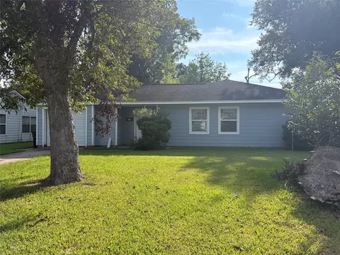 825 Magnolia St, Lake Jackson, TX 77566