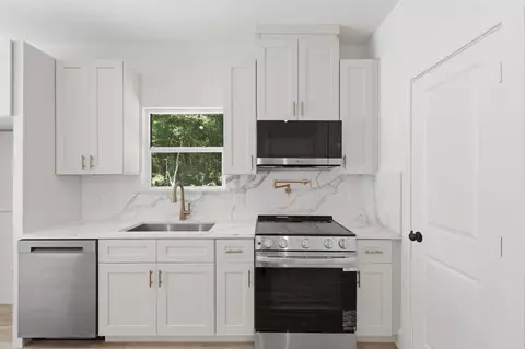 Kitchen - 15290 Arrowhead Loop W, Willis, TX 77378 photo 2 of 2