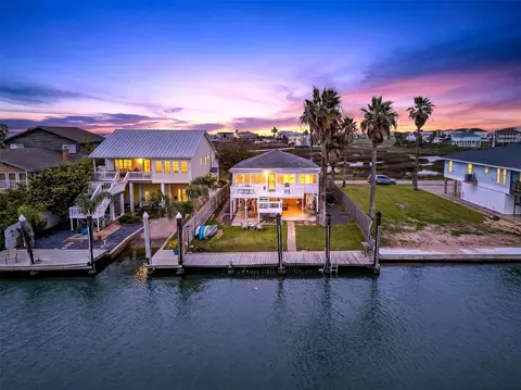 906 91st St, Galveston, TX 77554