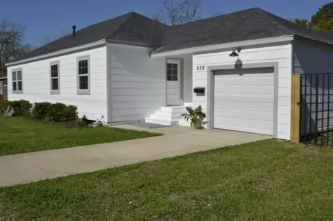 828 Holly St, La Marque, TX 77568