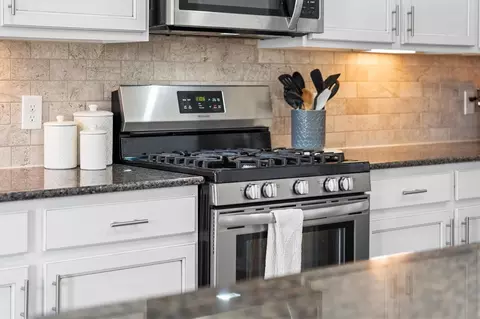 Kitchen - 3869 Oakmist Bend Ln, Spring, TX 77386 photo 4 of 5